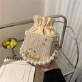 Bolso tipo cubo tejido en beige con bordado floral y elegante asa de perlas - Blanco