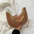 Bruine hobo tas met krokodillenreliëf, grove gouden ketting en smalle riem - Khaki