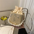 Bolso saco de paja beige con bordado floral, asa de perlas y cadena dorada - Caqui