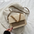 Geweven stro schoudertas in beige en bruin met stijlvolle dikke plastic ketting - Khaki