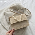 Beige geweven strooien draagtas met acryl kettinghandvat en verstelbare riem - Broken Wit