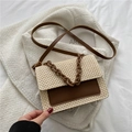 Geweven stro schoudertas in beige en donkerbruin met een stijlvolle metalen ketting - Bruin