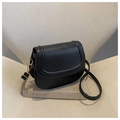 Detail einer Vintage Satteltasche aus schwarzem Leder mit goldener Metallschnalle - Schwarz