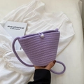 Bolso saco de punto morado artesanal con hebilla de perla y correa de ganchillo - Morado