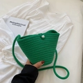 Bolso cubo tejido a mano en verde hierba con cierre de perla y correa de cuerda de algodón - Verde