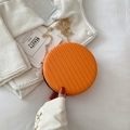 Petit sac rond orange chic avec texture nervurée verticale et bandoulière dorée - Orange