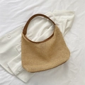 Stroh-Schultertasche mit braunen Ledergriffen in eleganter Hobo-Form für den Sommer - Braun
