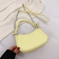 Borsa a sella semicircolare giallo crema con manico a nodo e tracolla a catena donna - Giallo