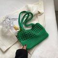 Leuchtend grüne gewebte Schultertasche mit Hohlnetz-Design und festem Strickboden - Grün