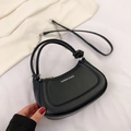 Borsa a mezzaluna minimalista in pelle PU nera con scritte bianche e tracolla a catena - Nero