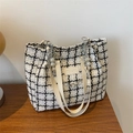 Detalle del bolso tote de tweed a cuadros con cadena de perlas y correa de cuero - Blanco