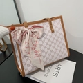 Detail van de witte NK-monogram shopper met bruine lederen bies en zijden sjaaltje - Khaki