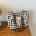 Detalle del bolso tote a cuadros con cadena de metal, perla y textura de tweed - Marrón