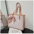 Detailansicht der großen Shopper-Tasche mit MK-Print, Rosa-Weiß und Seidenschal - Rosa