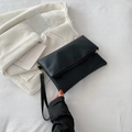 Bolso de mano tipo sobre negro minimalista en cuero suave con cremallera y asa - Negro