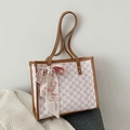 Tragetasche in Braun und Weiß mit NK-Monogramm und dekorativem rotem Seidenschal - Khaki