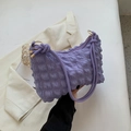 Elegante borsa a mano viola chiaro arricciata con nodo decorativo e anelli dorati - Viola