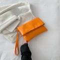 Cartera de mano plegable naranja de cuero PU con correa de muñeca a juego - Naranja