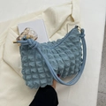 Borsa a spalla blu testurizzata bubble in tessuto morbido e manico annodato - Blu