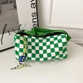 Grün-weiße Schachbrettmuster-Zylindertasche aus Canvas mit dekorativem Soraka-Anhänger - Grün
