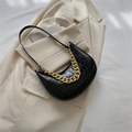 Schwarze Hobo-Tasche mit Kroko-Prägung, goldener Kette und schmalem Schultergurt - Schwarz