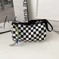 Schwarz-weiße Schultertasche mit Schachbrettmuster und neon-grünem Seil-Anhänger - Schwarz