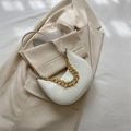 Weiße Schultertasche mit Krokodilprägung und auffälliger goldener Gliederkette - Weiß