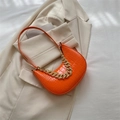 Orangefarbene Satteltasche mit Krokodilprägung, goldener Kette und Schultergurt - Orange