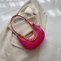 Rosafarbene Achseltasche mit Krokodilprägung und dekorativer goldener Kette - Rosenrosa