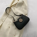 Borsa a sella trapuntata nera con fibbia a timone dorata su blazer bianco - Nero