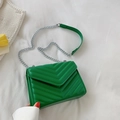 Leuchtend grüne gesteppte Umhängetasche mit silberner Kette und eleganter V-Stickerei für Damen - Grün