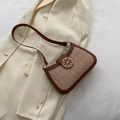 Borsa baguette trapuntata beige retrò con finiture marroni e fibbia rotonda dorata - Cachi