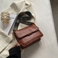 Borsa a tracolla vintage in pelle marrone con ampia tracolla etnica su blazer bianco - Marrone