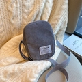 Graue Mini-Umhängetasche aus Cord mit weicher Textur und verstellbarem Riemen - Grau