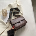 Borsa a tracolla vintage marrone scuro con borchie dorate e ampia tracolla ricamata - Marrone