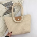 Schicke beige geflochtene Beuteltasche mit brauner Lederklappe und Perlenakzent auf Weiß - Gebrochenes Weiß