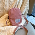 Kleine rosa Cord-Umhängetasche für Handys mit verstellbarem Gurt und weißem Label - Rosa