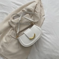 Elegante witte halfronde zadeltas met gouden halve maansluiting en verstelbare riem - Wit