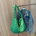 Grande borsa a tracolla trapuntata verde in cotone spaziale con tracolla larga - Verde