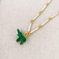 Detailaufnahme der handgefertigten Emaille-Elefant-Halskette mit eleganter Gliederkette - Beigefarbene Kette + Grüner Elefant