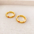 Detail van verstelbare vergulde ringen met matte textuur en kleurrijke sterpatronen - Verstelbare Opening (GY2293690) / Ring