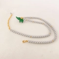 Elegante collar de perlas con colgante de elefante verde y detalles dorados para mujer - Gris