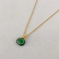 Nahaufnahme der Goldkette mit Malachit-Anhänger und grünem Emaille-Rand-Inlay - Malachit-Anhänger-Halskette / Grüne Halskette