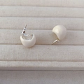 Pendientes de esmalte blanco crema con agujas de plata 925 en un soporte beige suave - Beige