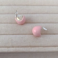 Elegantes pendientes de esmalte rosa con agujas de plata 925 en una bandeja de joyería - Rosa