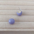 Pendientes de botón morados con acabado de esmalte brillante en bandeja de terciopelo - Morado
