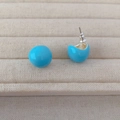 Primer plano de pendientes de esmalte azul cielo en expositor con postes de plata - Azul