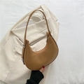 Bolso hobo minimalista color camel en cuero sintético liso con hebillas de metal plateado - Caqui