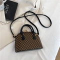 Borsa a cupola marrone con monogramma, finiture nere e cerniere dorate eleganti - Nero