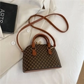 Borsa a conchiglia marrone retrò con motivo vintage e doppi manici su una giacca - Marrone